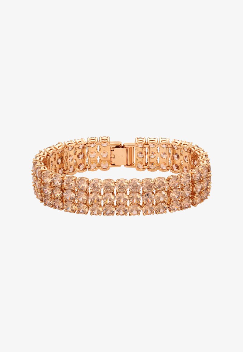 Náhrdelník z ružového zlata s tromi radmi okrúhlych ružových drahokamov a zapínaním, vystavený na bielom pozadí.