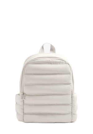 Sac à dos blanc rembourré avec une poche avant zippée, un sommet arrondi et des bretelles plates, présentant une texture matelassée horizontale.