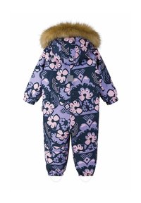 Monosuits de nieve colorido con un patrón floral sobre un fondo azul marino oscuro, diseños en rosa y púrpura, capucha forrada de piel y puños y pies elásticos.