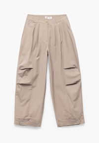 Beige cargo bukser med en afslappet pasform, der har forkastede plisseringer, to sidelommer, trykknapdetaljer og en let cropped længde.