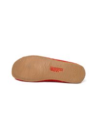Pantofole di feltro rosse con suola in gomma. La suola presenta una texture ondulata e una stampa del logo, offrendo grip e durabilità.