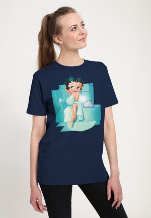 Mørkeblå t-shirt med et grafisk design af en tegneseriefigur i et badekar, med livlige farver og en legesyg, retro stil.