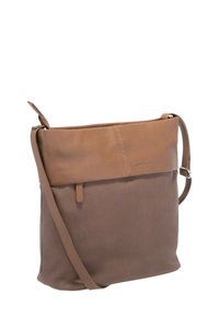 Borsa a tracolla in pelle marrone con chiusura a ribalta, texture liscia e tracolla regolabile. Caratterizzata da un design minimalista e cuciture sottili.