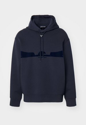 Sudadera azul marino de tejido suave, con un bolsillo tipo canguro, cordones ajustables y un logo en tonalidad en el pecho.