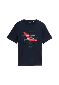 Camiseta de algodón en azul marino con escote redondo, mangas cortas y gráficos de texto en el frente con acentos rojos y detalles de diseño con temática de aviación.