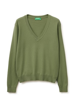 Suéter de punto verde oliva de manga larga con cuello en V, puños y dobladillo acanalados, mostrado plano con etiqueta de la marca dentro del cuello.