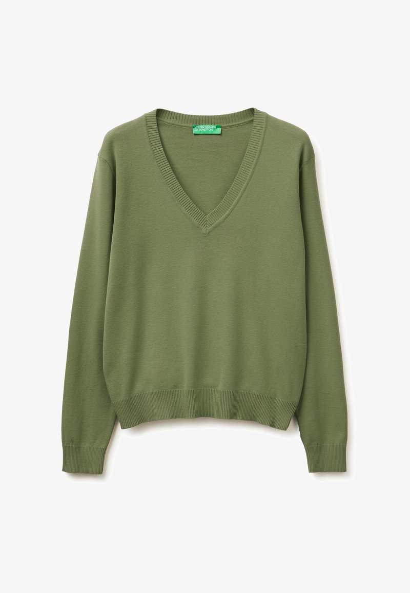 Pull en tricot vert olive à col en V et manches longues, avec poignets et ourlet côtelés, présenté à plat avec l'étiquette de la marque à l'intérieur du col.