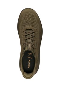Sneaker a rete verde oliva con punta rotonda e lacci. Presenta una soletta ammortizzata e dettagli testurizzati per una maggiore traspirabilità.