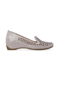Světle šedé slip-on boty s výřezovým designem, texturovaným svrškem, nízkým klínovým podpatkem a hladkou podrážkou. Měkký, semišový materiál.