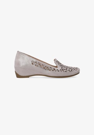 Lys grå slip-on sko med udskæringsdesign, struktureret overdel, lav kilehæll og glat sål. Blødt, suede-lignende materiale.