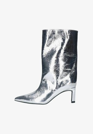 Zilveren enkellaarsjes met een gekreukt metallic afwerking, spitse neus en een halflange stilettohak. Gladde textuur en strak ontwerp.