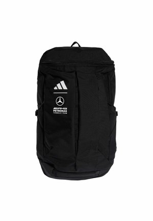 Czarny plecak z logo Adidas i Mercedes AMG Petronas Formula 1 Team z przodu, z górnym zamkiem błyskawicznym i uchwytem do przenoszenia.