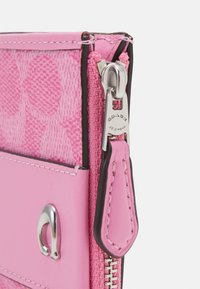 COACH ESSENTIAL MINI ID CARD CASE IN SIGNATURE CANVAS - Peněženka - vivid pink