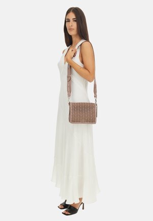 Sac bandoulière en matériau rose texturé avec motif perforé, sangle en cuir, forme rectangulaire, dotée d'accents en métal argenté.