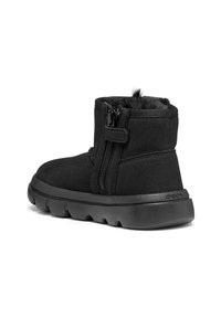 Botín negro con textura de ante, cremallera lateral y forro de piel sintética. Cuenta con una suela de goma con un patrón de relieve para mayor agarre.