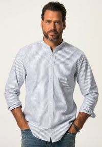 Camicia button-up a righe blu e bianche con colletto stojato, maniche lunghe e taschino sul petto. Il tessuto sembra leggero e liscio.