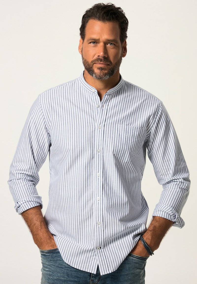 Camicia button-up a righe blu e bianche con colletto stojato, maniche lunghe e taschino sul petto. Il tessuto sembra leggero e liscio.