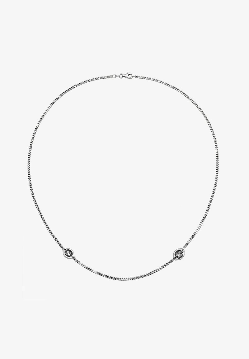 Collier en chaîne argentée avec une texture tissée, comportant deux accents métalliques ronds au centre. Fermeture à crochet à l'arrière.