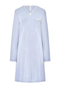 Noche larga de color azul claro con manga larga y escote en V adornado con encaje blanco y un pequeño lazo, que cuenta con un bolsillo en el pecho también decorado con encaje.