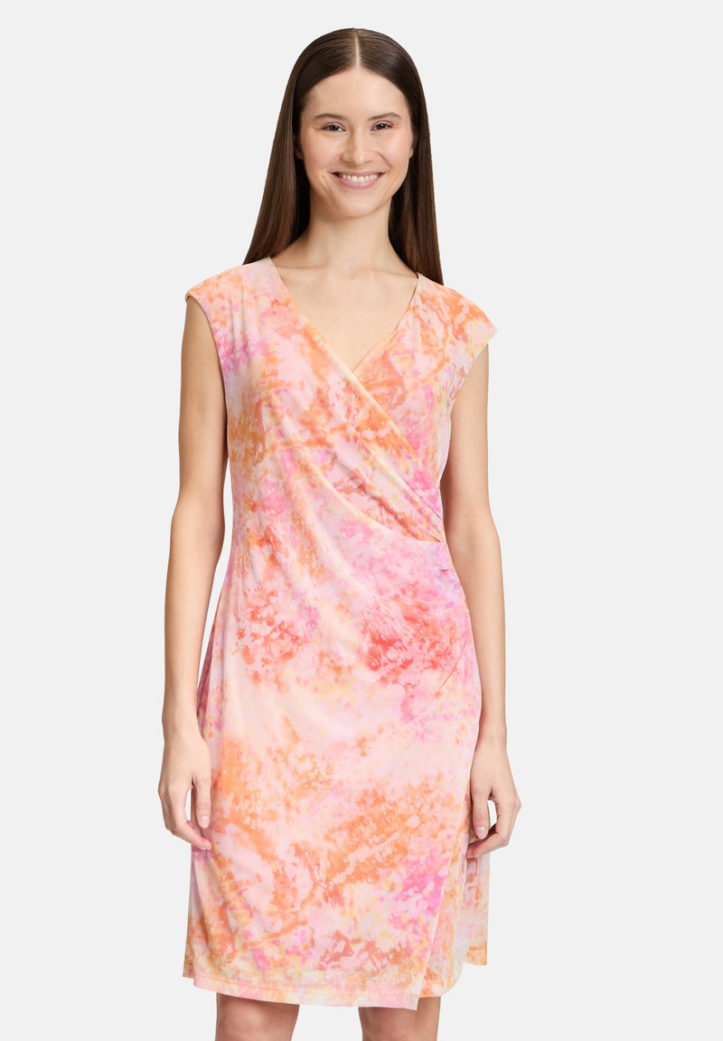 Robe tie-dye rose et orange avec des manches courtes, col en V et détail froncé à la taille, composée d'un tissu doux et léger.