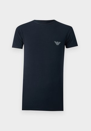 Marineblå kortærmet T-shirt med rund halsudskæring og lille hvidt logo på venstre bryst, vist mod en ensfarvet hvid baggrund.