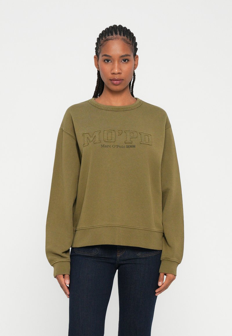 Felpa verde oliva con scollatura a girocollo e maniche lunghe. Presenta ricamata la scritta "MO’PD" e "Marc O'Polo DENIM" con cuciture scure.