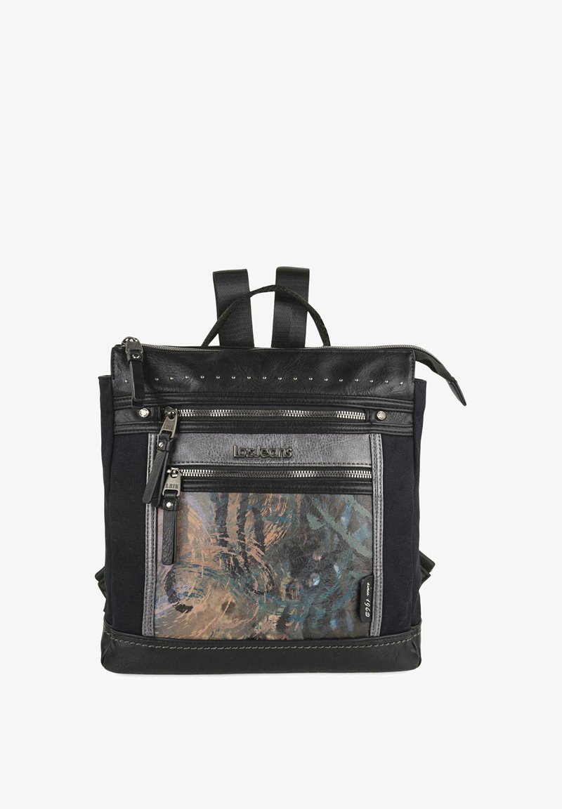 Mochila de lona negra y cuero con un bolsillo frontal con cremallera, un panel impreso colorido, dos correas y acentos de hardware destacados.