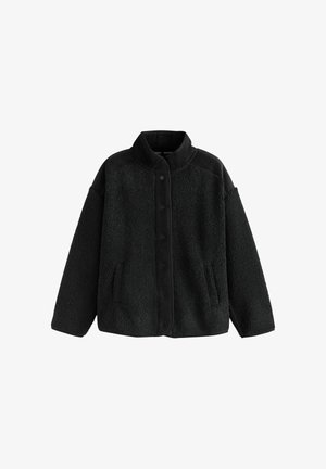 Jachetă din fleece neagră cu o suprafață texturată și accenturi din țesătură netedă. Dispune de un guler înalt și închidere cu butoni, având buzunare laterale.