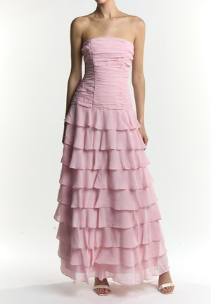 Różowa sukienka maxi z szyfonu bez ramiączek, z warstwowymi falbanami, marszczonym gorsetem i gładką fakturą, uzupełniona przez płynącą sylwetkę.