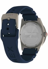Zegarek Timex Deepwater z stalową kopertą, granatowym silikonowym paskiem, teksturowaną tarczą i okrągłym wodoodpornym designem.