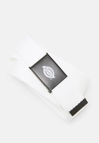 Witte stoffen riem met een gestructureerde weving, voorzien van een rechthoekige zwarte metalen gesp met een reliëf logo en een contrasterende zwarte accent.