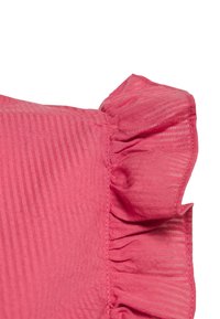 Tela de color rosa con volantes, de textura suave y rayas verticales. Presenta una costura fruncida a lo largo del borde para una silueta fluida.