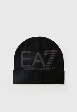 Gorro de punto negro con puño doblado que presenta un gran logo contrastante "EA7 Emporio Armani" en la parte delantera.