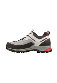 Scarpa da trekking a taglio basso in grigio e nero con dettagli rossi, suola robusta, chiusura con lacci e linguetta e tacco con tiranti.