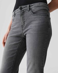 Grijze denim jeans met een middelhoge taille, knoopsluiting en zijzakken. Heeft subtiele stiksels en een zachte, textuurachtige stofafwerking.