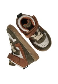 Kindersportschoenen met een bruin, groen en witte kleurencombinatie, voorzien van suede en synthetische materialen, tekstuuropppervlakken en verstelbare banden.
