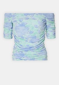 Top s odhalenými rameny z lehkého materiálu, s modrými květinovými vzory na světle zeleném pozadí. Nařasený design se třičtvrtinovými rukávy.