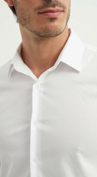Chemise blanche à boutons, en tissu lisse, dotée d'un col classique et de six boutons sur le devant, avec une coupe ajustée.