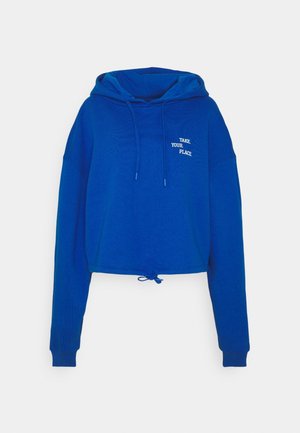 Sudadera azul recortada con mangas largas, capucha con cordón y texto blanco "TAKE YOUR PLACE" en el pecho izquierdo.