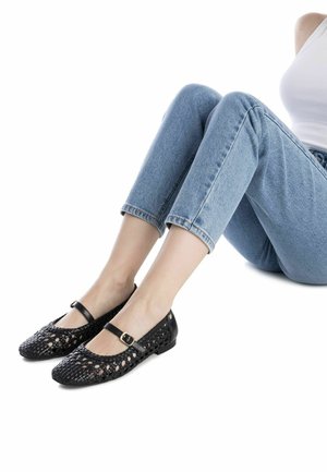 Carmela, Ballerine con cinturino - black