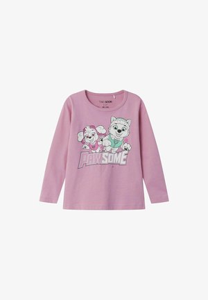 Rosa langermet barnegenser med to tegneserievalper og ordet «PAWSOME» trykket på forsiden.