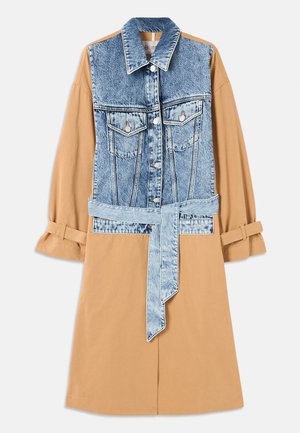 Robe chemise en denim et en khaki présentant un devant en denim plein, une taille ceinturée et des manches retroussées, avec des poches et des matériaux contrastants.