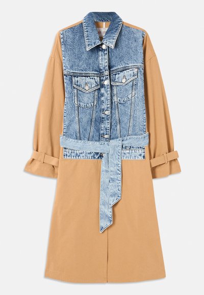 Robe chemise en denim et en khaki présentant un devant en denim plein, une taille ceinturée et des manches retroussées, avec des poches et des matériaux contrastants.