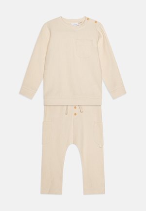NBNOSUNNY O NECK UNISEX SET - Hlače - summer sand