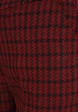 Rood en zwart houndstooth-patroon stof met een gestructureerd oppervlak, dat een klassiek geweven ontwerp en rijke kleurcontrasten toont.