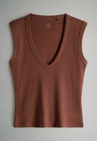 Top marrone senza maniche a coste con scollo a V profondo. Texture liscia, cuciture rinforzate e spacchi laterali per un maggiore comfort.