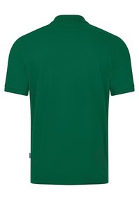 Donkergroene polo met een gladde stof, voorzien van een klassieke kraag, korte mouwen en een rechte zoom met een subtiele merketiket aan de zijkant.