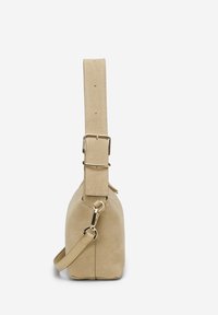 Beige Wildledertasche mit rechteckiger Form, verstellbarem Riemen und goldenen Hardware-Akzenten. Glatte Textur mit minimaler Detailgestaltung.