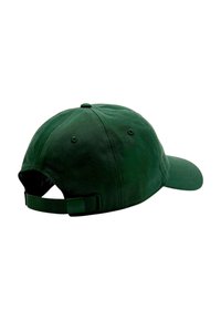 Cappellino da baseball verde scuro con cinturino regolabile e fibbia in metallo, mostrato da un'angolazione laterale posteriore su uno sfondo bianco.