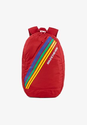 Mochila de nailon roja con un diseño de rayas diagonales en azul, verde y amarillo, con el nombre de la marca "SKECHERS" impreso en blanco.